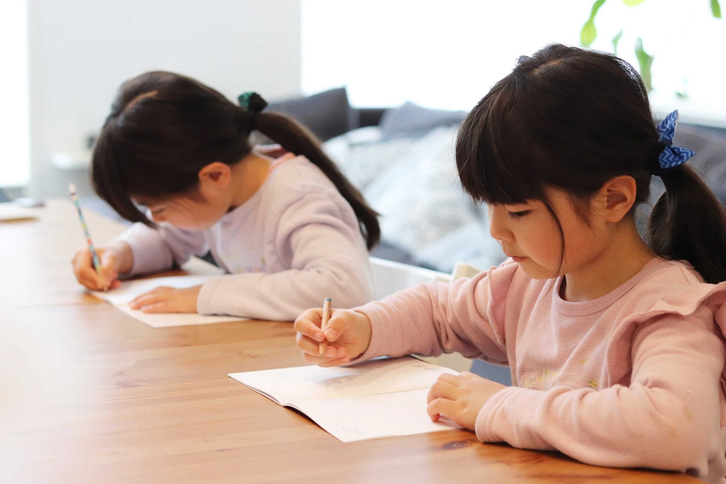 名前を書く子供たち